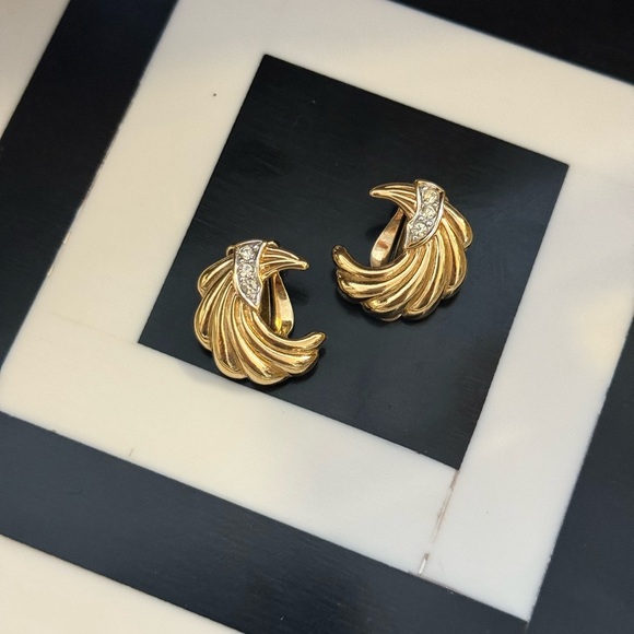 Nina Ricci Jewelry - Nina Ricci Vintage Clip on Earrings